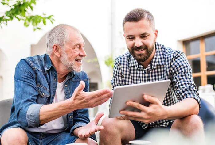 Generations with Tablet Cropped - Marketing digital: les 45-60 ans, une niche largement sous-estimée par les marques!!