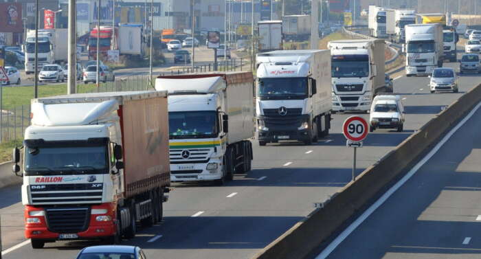 camion - Augmentation de la TVA sur le transport de passagers et de marchandises : quels seront les effets sur les prix ?
