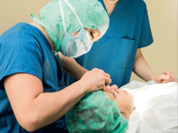 inejection occulaire 600x447 - Scandale sanitaire à l'hôpital 20 août : injection de substance non autorisée au Maroc