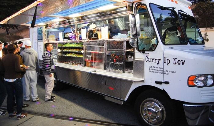 Flickr Todd Lappin Curry Up Now food truck r scaled - Arrivée imminente des food trucks à Casablanca : les restaurateurs expriment leur inquiétude