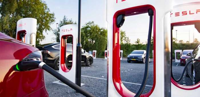 Tesla 1 - Les batteries des voitures électriques varient considérablement en durée de vie selon les marques telles que Tesla, Toyota ou Nissan.