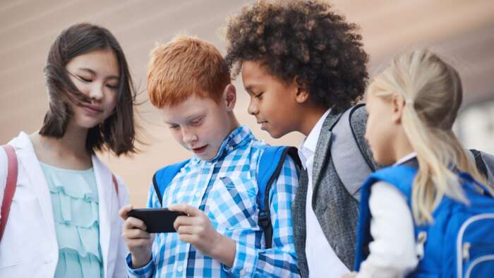 enfant telephone 2 - L'introduction du téléphone portable chez les enfants : quand et comment garantir une utilisation sûre