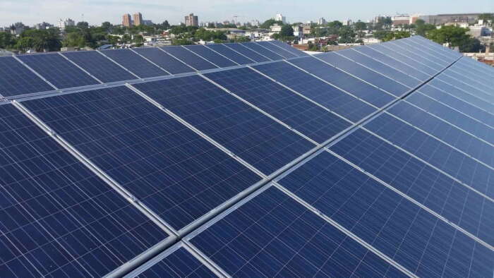 installation de panneaux solaires photovoltaiques sur votre toit 5 - Les panneaux photovoltaïques cherchent à minimiser leur empreinte en matière de matériaux et d'énergie.