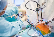 chirurgie robotique 220x150 - Casablanca: réalisation des premières chirurgies robotiques, une avancée médicale historique au Maroc et en Afrique