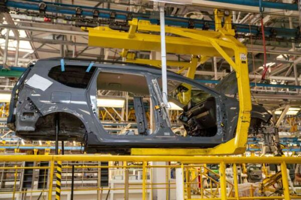 Jogger sur Ligne de fabrication Usine Renault Group Tanger 1 600x400 - Automobile, le Maroc vise 2 millions de véhicules produits en 2030