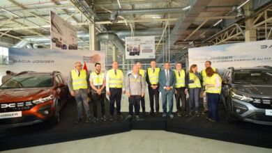 Reveal Dacia Jogger avec Ryad Mezzour Miguel Oliver Bocquera Thierry Charvet Mohamed Bachiri Miloudi Moukhariq Denis Le Vot 390x220 - Dacia lance la fabrication du Jogger à l’usine de Tanger, premier véhicule hybride « Made in Morocco »