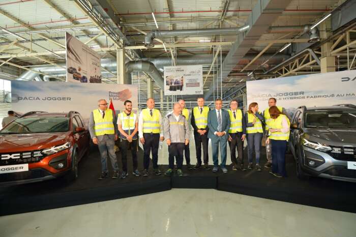 Reveal Dacia Jogger avec Ryad Mezzour Miguel Oliver Bocquera Thierry Charvet Mohamed Bachiri Miloudi Moukhariq Denis Le Vot - Dacia lance la fabrication du Jogger à l’usine de Tanger, premier véhicule hybride « Made in Morocco »
