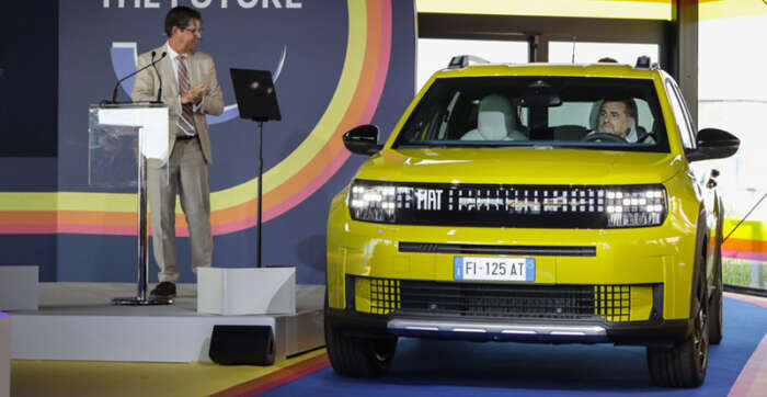 fiat 125 eme anniversaire smilign to the future - FIAT célèbre à Turin son 125è anniversaire