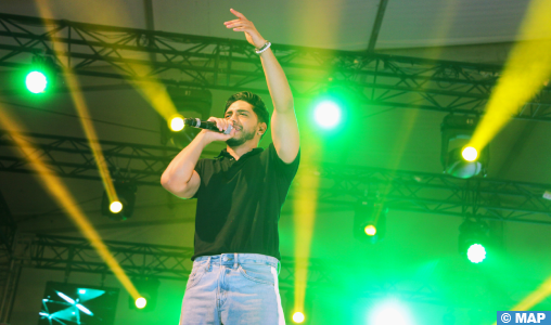 Nouveau projet18 - Festival des Plages : Le jeune artiste Mehdi Fadili met le feu sur la scène de Nador