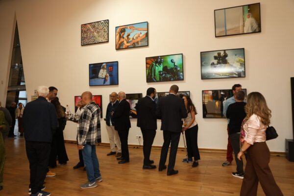 PHOTO 2024 10 16 10 14 49 600x400 - La Fondation Attijariwafa bank inaugure l'exposition de photographie « Génération objectif : Loin des clichés »