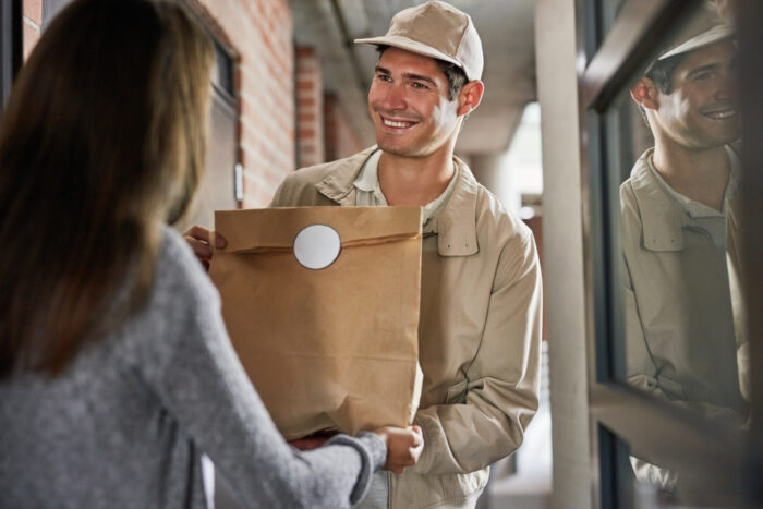 livraison domicile scaled - Marché de la livraison à domicile : les services d’instruction et d’enquête du Conseil de la concurrence effectuent une opération de visite et saisie inopinée