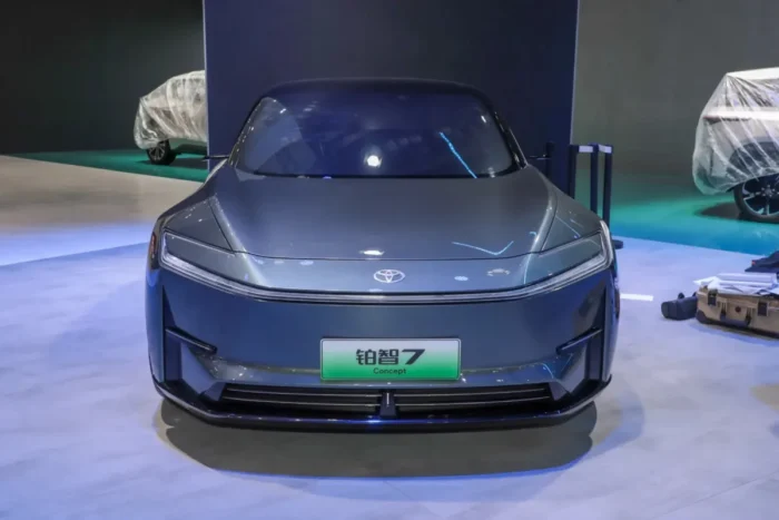 Toyota bZ7 EV face avant 1200x800 1 scaled - Toyota présente une nouvelle berline électrique en collaboration avec BYD
