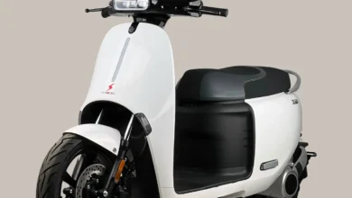 Le marché des scooters rechargeables en Afrique : un potentiel en plein essor frison link blanc trois quart face gauche 1 390x220 - Le marché des scooters rechargeables en Afrique : un potentiel en plein essor
