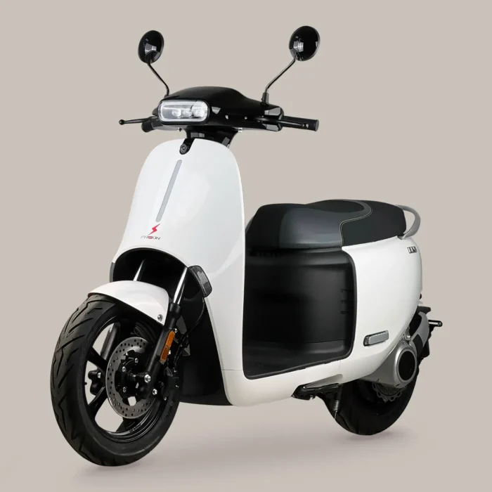 frison link blanc trois quart face gauche 1 scaled - Le marché des scooters rechargeables en Afrique : un potentiel en plein essor