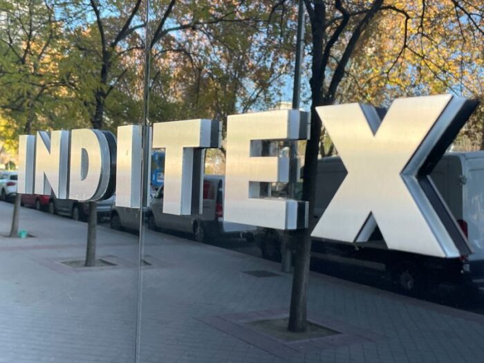 2021 11 30T115213Z 1 LYNXMPEHAT0H1 RTROPTP 3 INDITEX CEO scaled - Pourquoi les marques Inditex quittent-elles l’Algérie ?