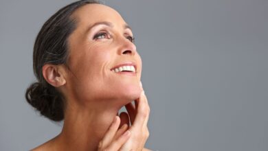 femme 50 ans 390x220 - Femmes de plus de 50 ans, les grandes oubliées de l’industrie de la beauté ?