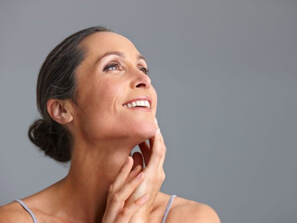 femme 50 ans 600x450 - Femmes de plus de 50 ans, les grandes oubliées de l’industrie de la beauté ?