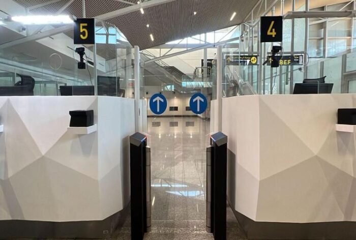portillons automatiques scaled - Aéroport Mohammed V, le double contrôle remplacé par des portillons automatiques (ONDA)