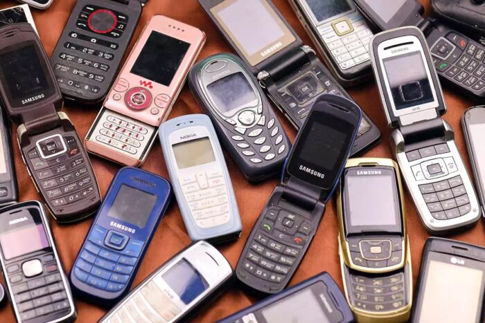 telephones portables scaled - Que sont devenues les marques historiques de la téléphonie mobile ?
