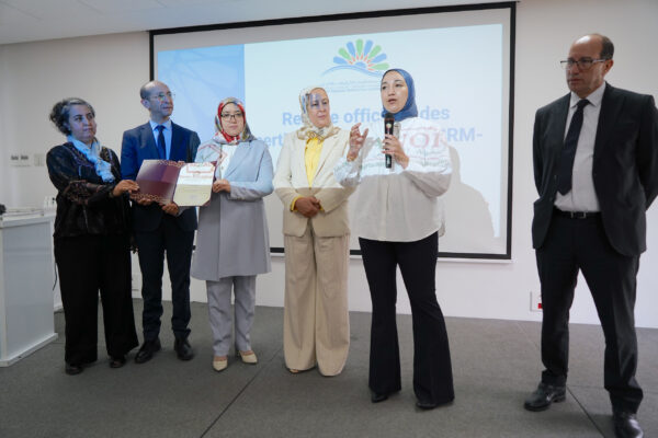 Remise certifications SRM CS Qualite de leau et centre de metrologie IMANOR 600x400 - La SRM Casablanca-Settat franchit un cap majeur en certifiant son système de management