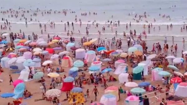 plage parasoles 600x338 - Plages marocaines : l’État reprend le contrôle face au chaos des parasols sauvages