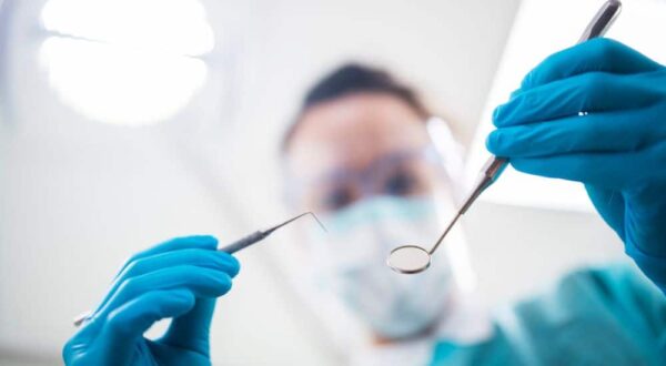 Faux dentistes : l’Ordre national tire la sonnette d’alarme sur un fléau qui menace la santé publique faux dentistes 1 600x330 - Faux dentistes : l’Ordre national tire la sonnette d’alarme sur un fléau qui menace la santé publique