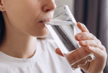 boire eau 220x150 - Hydratation et stress : boire suffisamment d’eau pourrait protéger la santé
