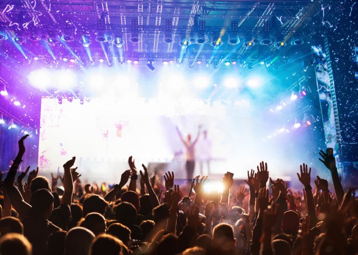 live concert scaled - Tendances : les spectacles lives, le nouveau "truc" de la génération Z