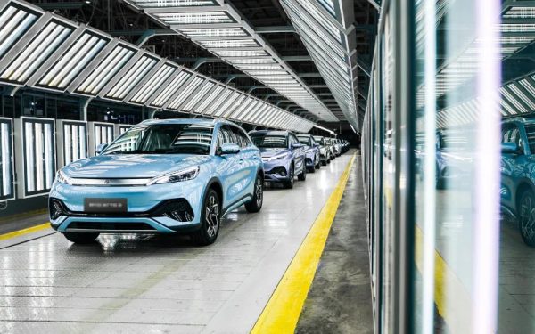 Automobile : le marché marocain renoue avec une croissance record en 2025 maroc usines batteries voitures electriques 600x375 - Automobile : le marché marocain renoue avec une croissance record en 2025