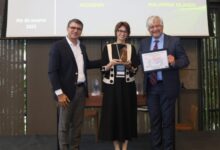 Mariam Tahiri recevant laward 220x150 - BANK OF AFRICA Academy, modèle d’innovation récompensé à l’international