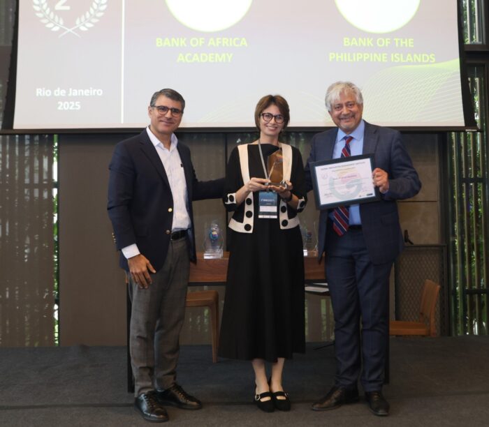 Mariam Tahiri recevant laward - BANK OF AFRICA Academy, modèle d’innovation récompensé à l’international