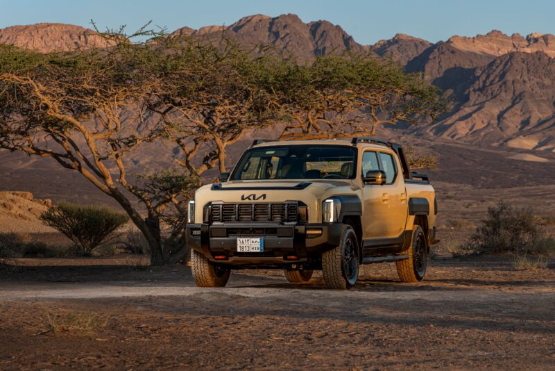 Kia Tasman : le pick-up qui redéfinit l’utilité; design affirmé, techno de pointe et modularité pratique 1. Kia Tasman Tackles Jordans Most Demanding Terrains in Landmark Desert Drive Experience Image One - Kia Tasman : le pick-up qui redéfinit l’utilité; design affirmé, techno de pointe et modularité pratique
