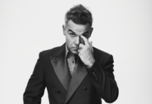 1 Robbie.Williams Jazzablanca 2026 220x150 - Jazzablanca 2026 : Robbie Williams, première performance en Afrique du Nord pour l’icône de la pop britannique
