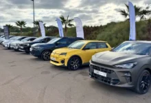 finalistes COTY 220x150 - Voiture de l’année 2026 au Maroc : sept modèles en lice, l’électrique et l’hybride en force