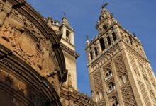 giralda a seville 220x150 - Tourisme : l’Espagne frôle les 100 millions de visiteurs, entre performance économique et tensions sociales