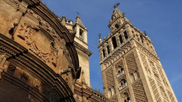 giralda a seville 600x338 - Tourisme : l’Espagne frôle les 100 millions de visiteurs, entre performance économique et tensions sociales