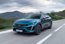 Peugeot 408 Hybride 220x150 - Peugeot 408 Hybride : un design hybride, une sobriété assumée