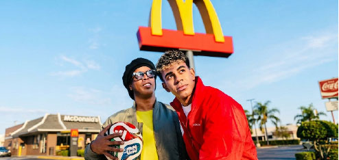 Du stade au comptoir, McDonald’s et KFC à la conquête des supporters